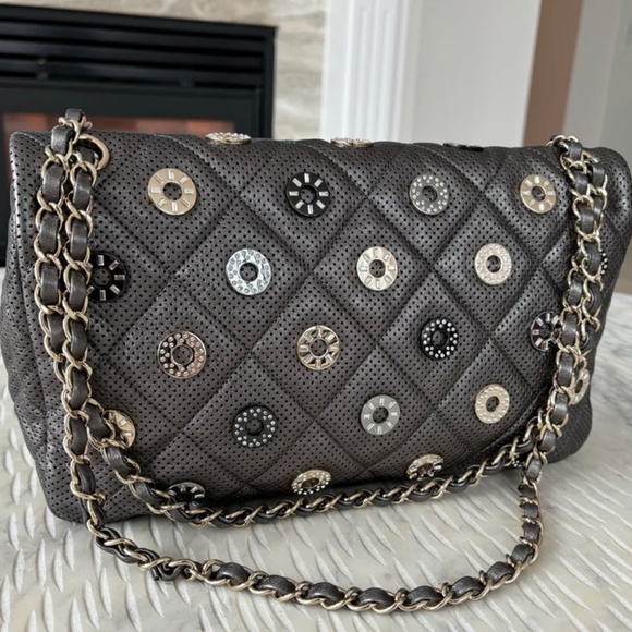 Chanel Paris-Dubai Medal Flap Bag in Embellished Quilted Perforated Lambskin - Picture 7 of 14